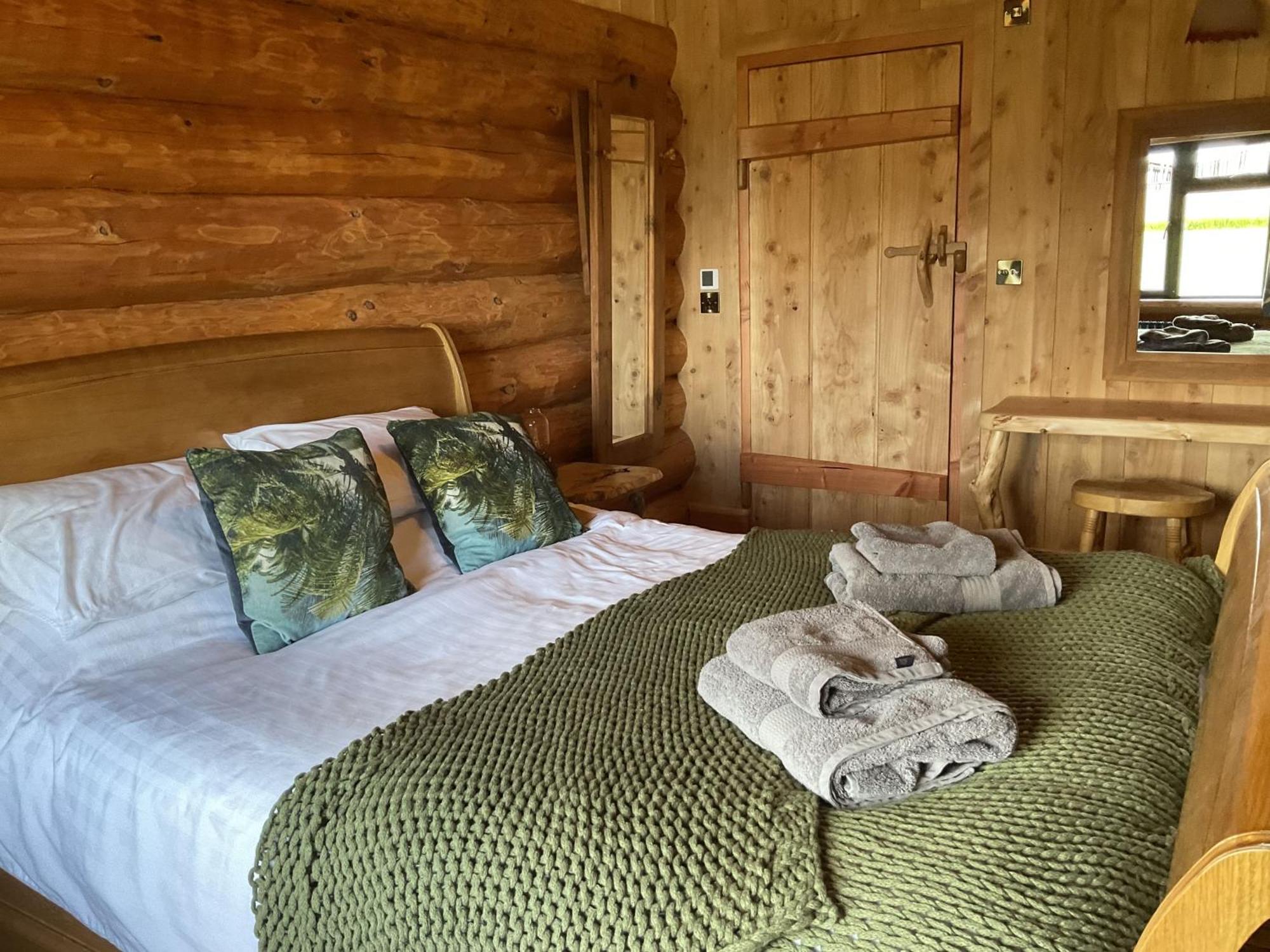 Rowan - Tedstone Log Cabins Bromyard Extérieur photo